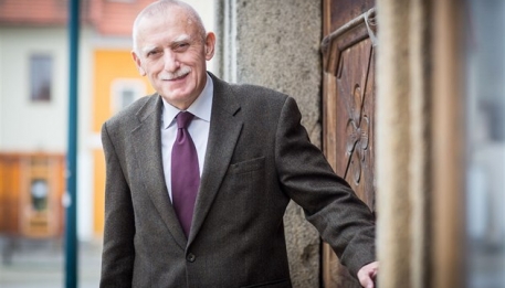 Jan Zahradník založil v roce 1992 soukromé Česko-anglické gymnázium v Českých Budějovicích. Potom byl osm let jihočeským hejtmanem, dnes působí ve Sněmovně a učí na Jihočeské univerzitě. | foto: Marek Podhora, MAFRA Jan Zahradník založil v roce 1992 soukromé Česko-anglické gymnázium v Českých Budějovicích. Potom byl osm let jihočeským hejtmanem, dnes působí ve Sněmovně a učí na Jihočeské univerzitě. | foto: Marek Podhora, MAFRA